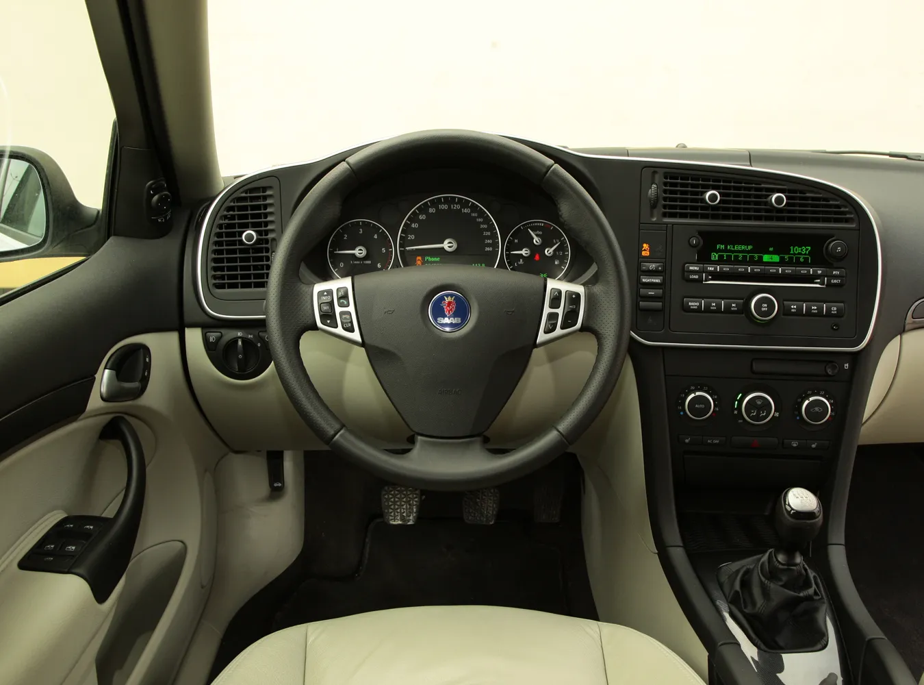 Saab 9-3X - szwedzka maszyna zakutą w zbroję. Dzielnie zwalczy dziki teren, choć woli asfaltowe bulwary. Mogą być dziurawe jak sito...