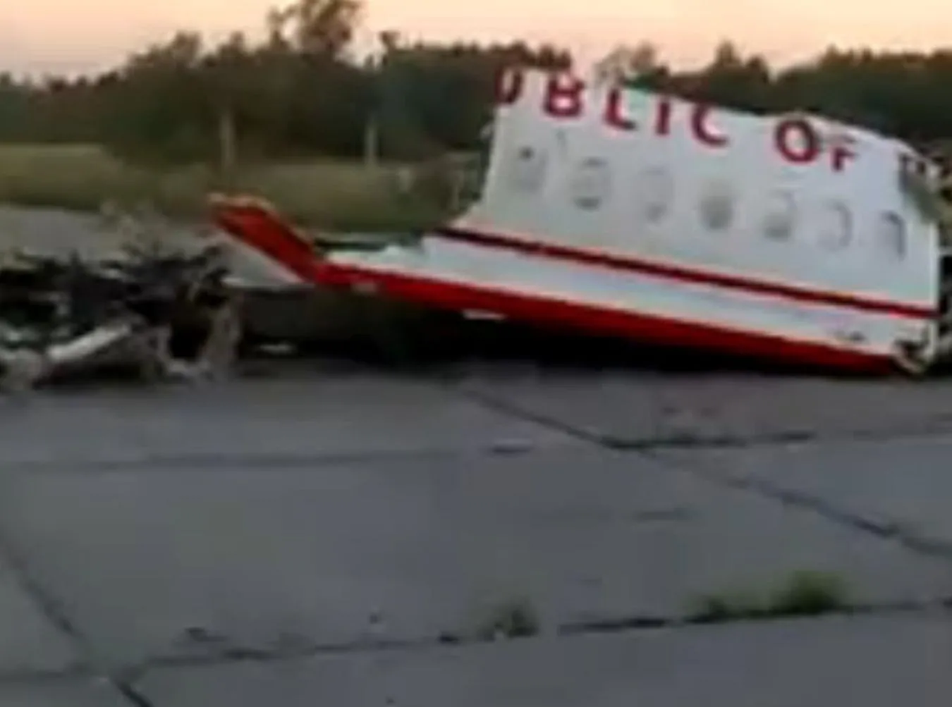 Tak niszczeje wrak tupolewa. Zobacz wideo