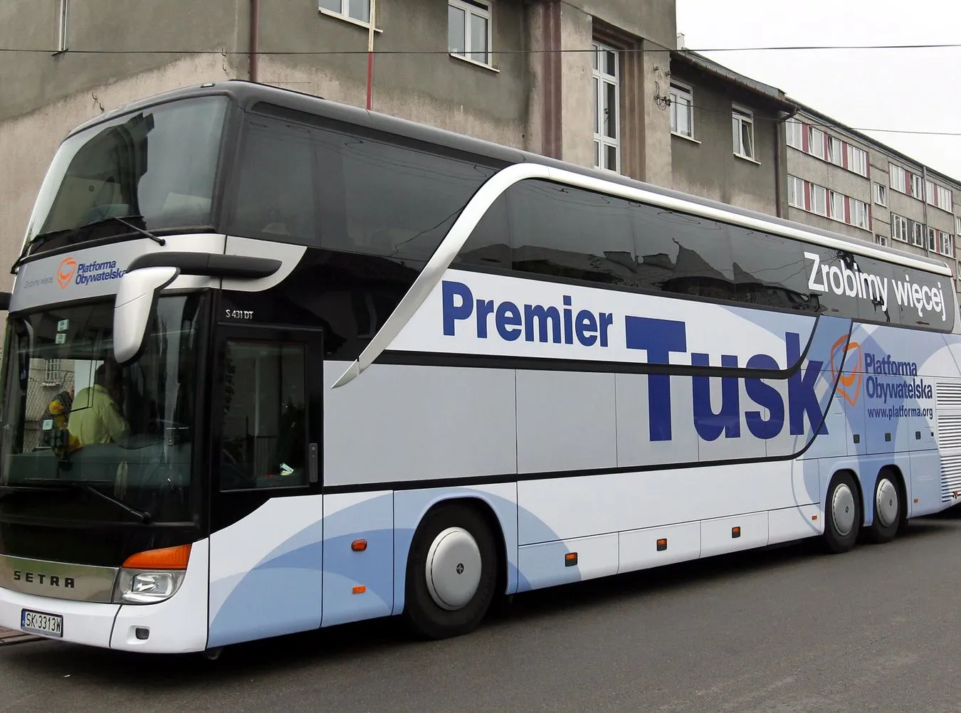Premier rusza w Polskę autobusem. "Chcę zobaczyć korki"