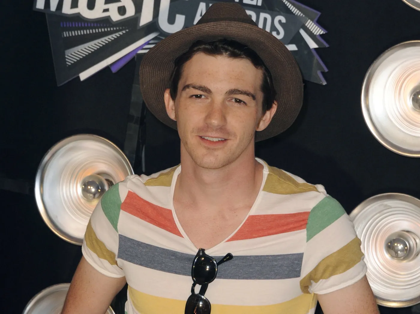 2423034-drake-bell.jpg