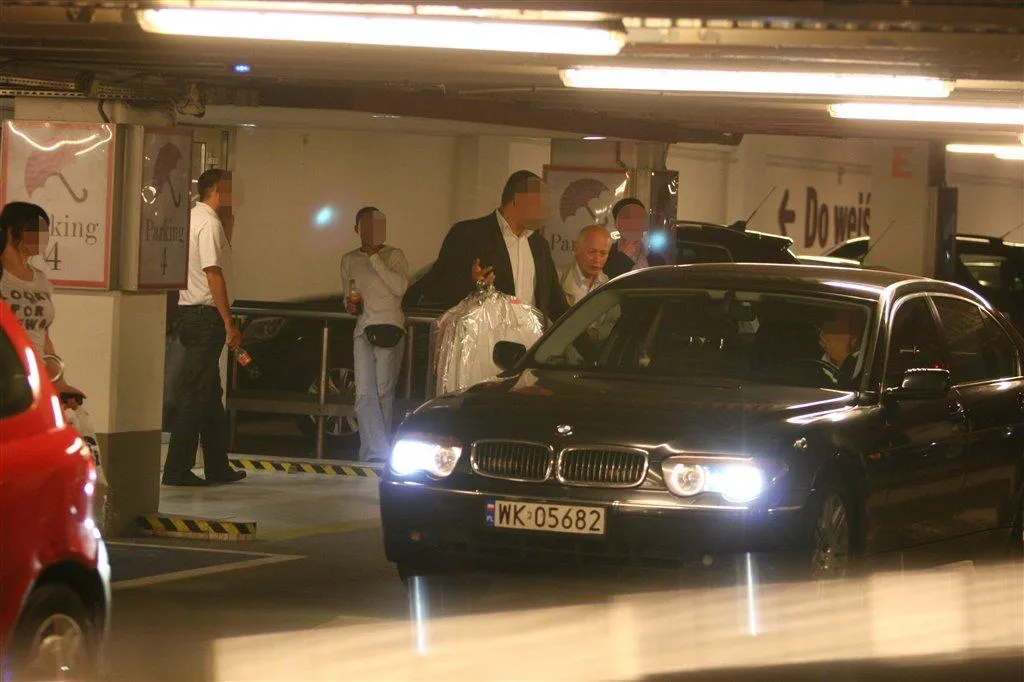 Misja specjalna rządowego BMW! Wpadka ministra na zdjęciach