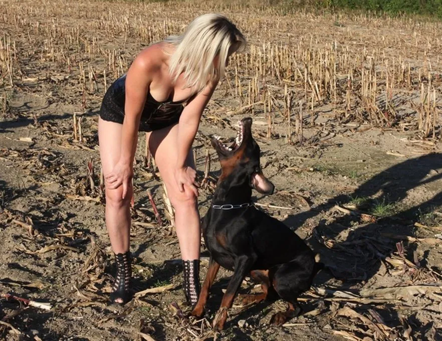 Erotyczna burza na Facebooku. Radna rozebrała się do rosołu