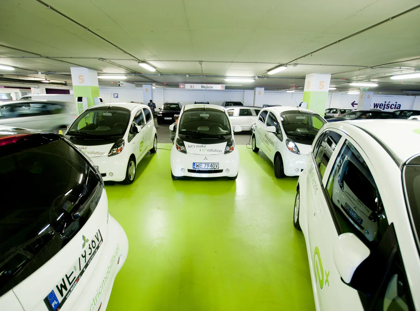 Z drogi! Pędzi pierwsza elektryczna taksówka