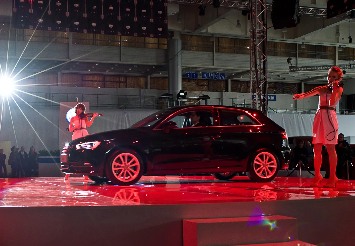 Tajemnicza brunetka i nowe Audi A3 w Polsce! Zobacz wideo