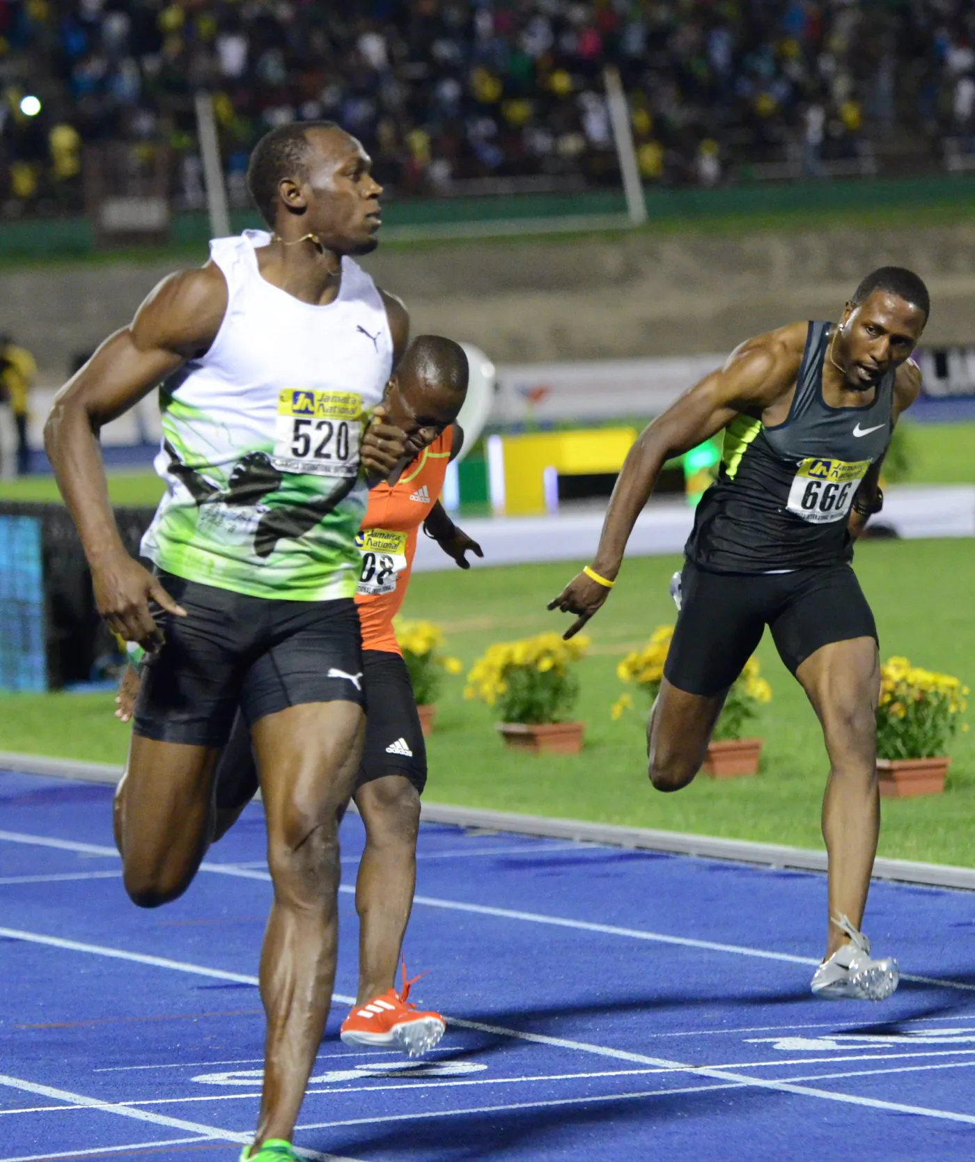 Bolt przebiegł 100 m w 9,82 s i rozpoczął sezon od zwycięstwa
