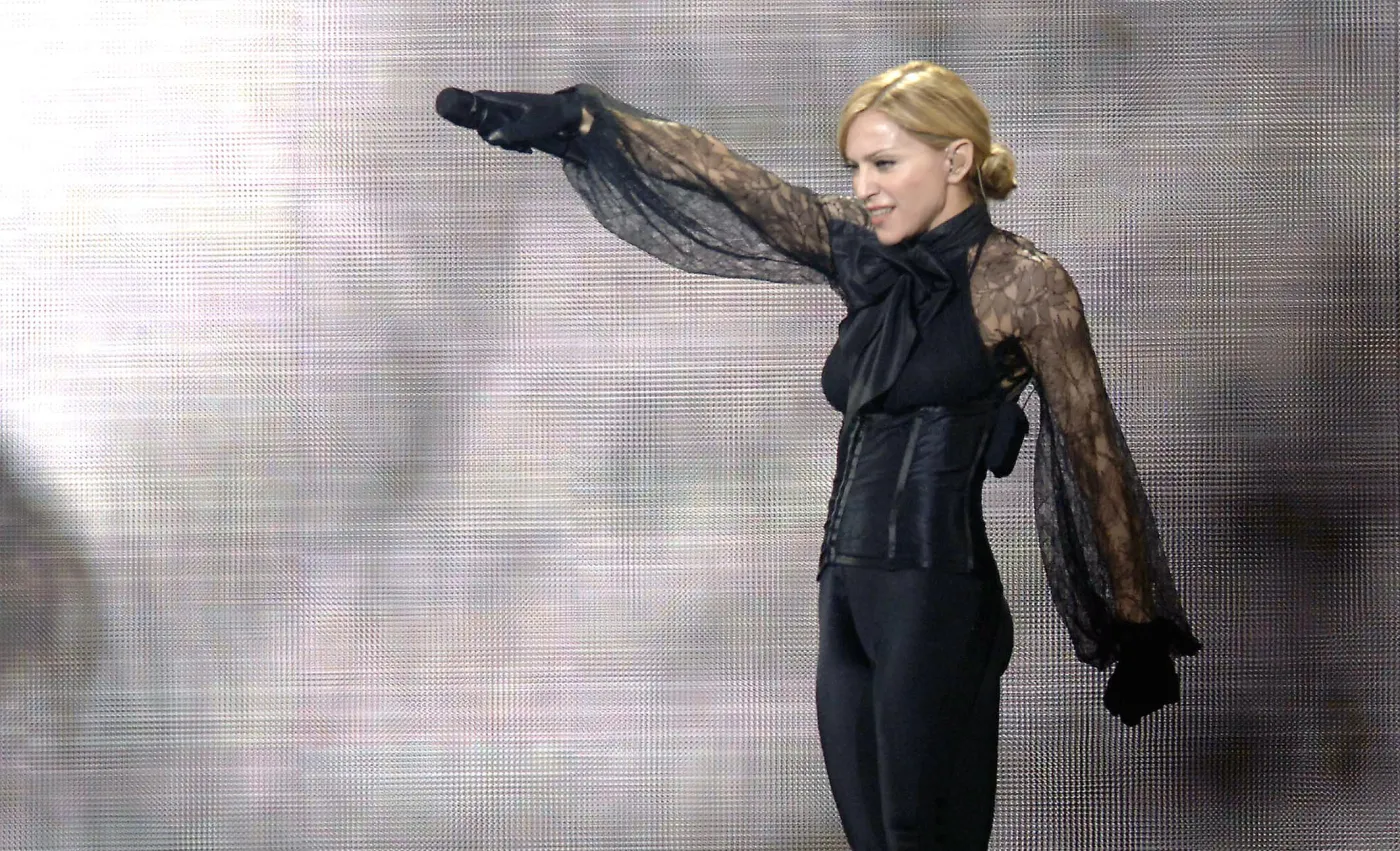 Madonna uchyla rąbka tajemnicy i przedstawia pięknego zabójcę