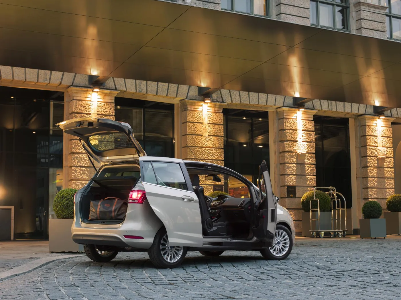 Ford kusi nowym autem. Poczujesz się jak w filmie "Transformers"!