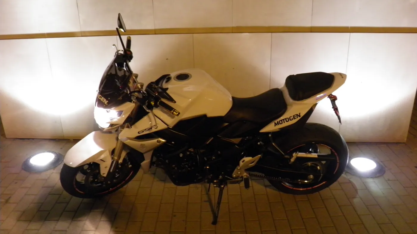   Suzuki GSR 750