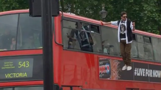 Jak jeździć autobusem? Niewiarygodna sztuczka magika Dynamo na WIDEO 