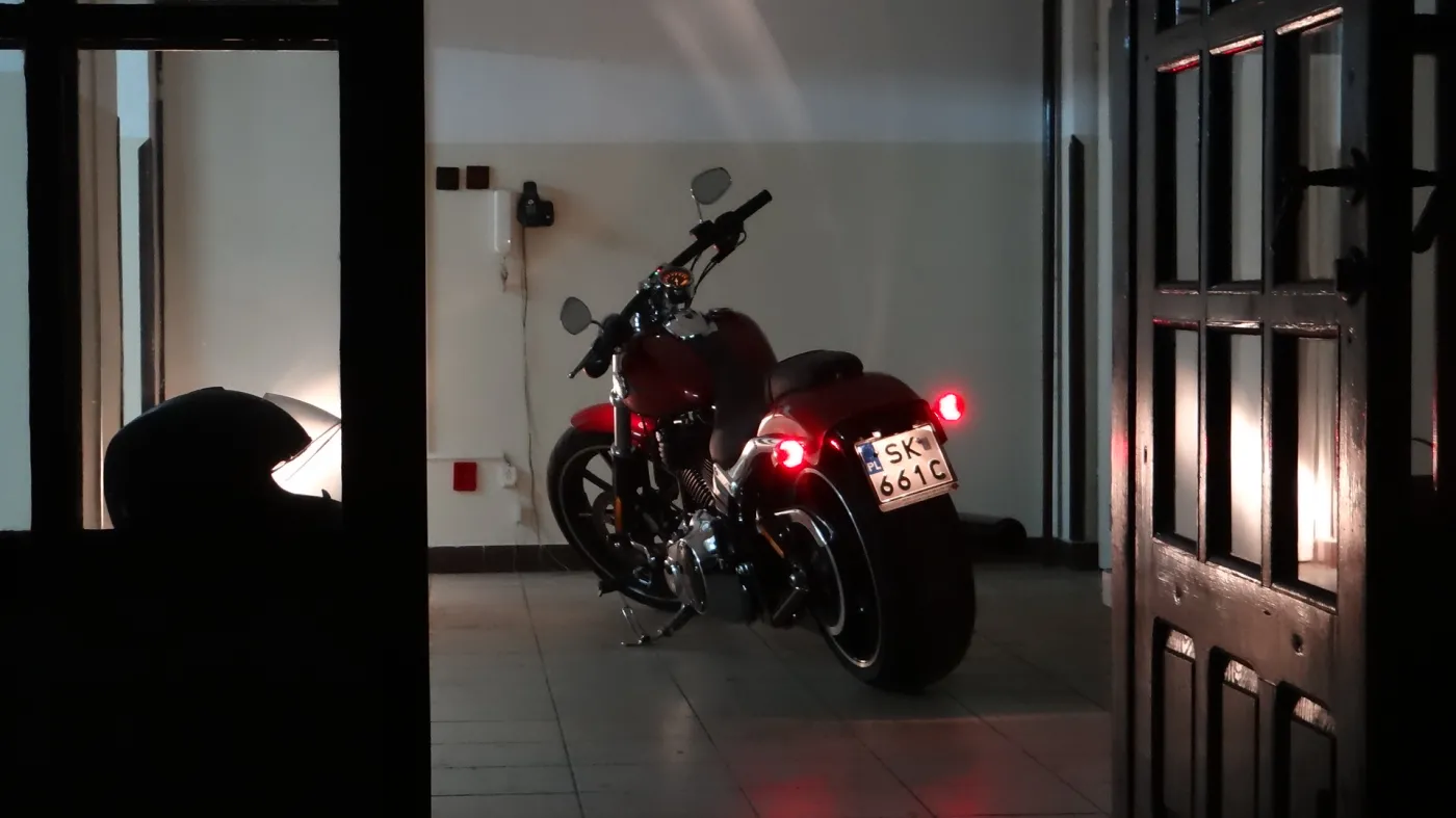 George Clooney wśród motocykli! Harley-Davidson Breakout ma tylko dwie wady