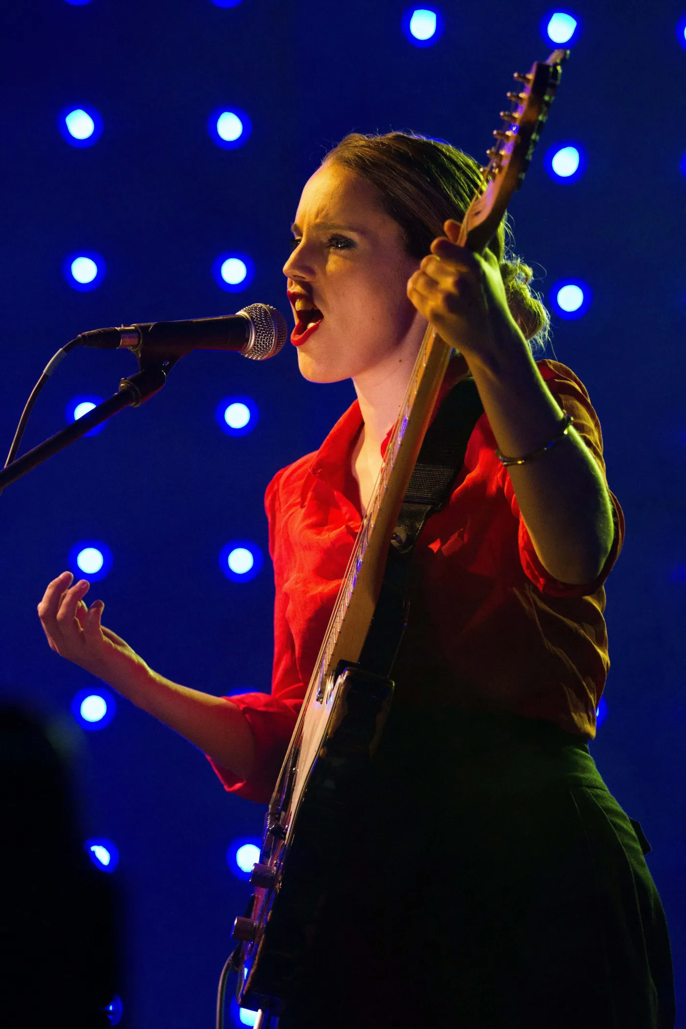 5498500-anna-calvi.jpg