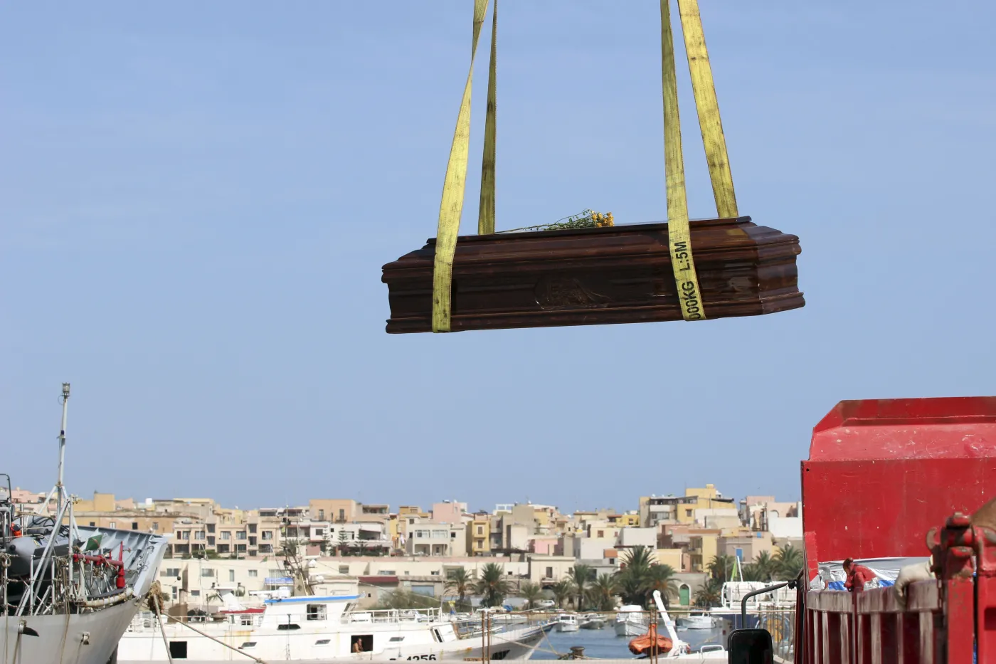 Lampedusa. Transport trumny z ciałem uchodźcy z Afryki