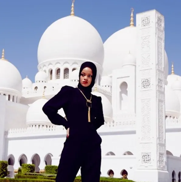 Rihanna urządziła sobie sesję przed Wielkim Meczetem. Muzułmanie są oburzeni - ZDJĘCIA!