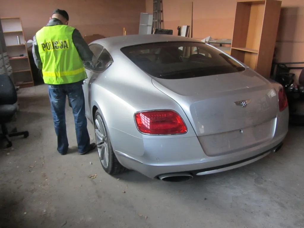 5641696-bentley-9.jpg