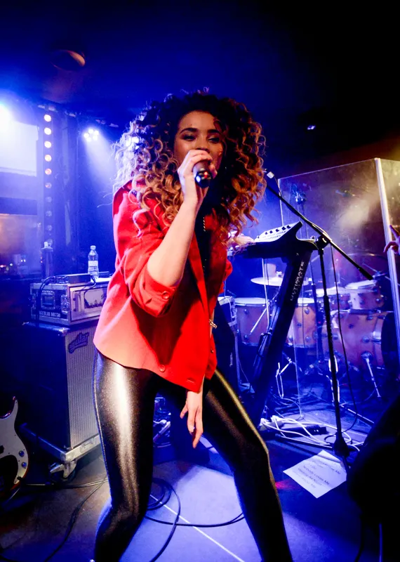 6007320-ella-eyre.jpg