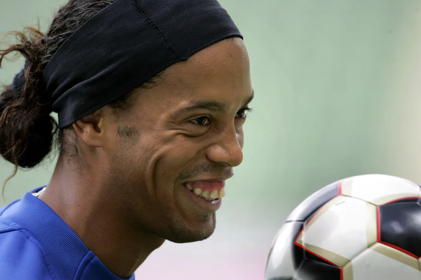 6038095-ronaldinho.jpg
