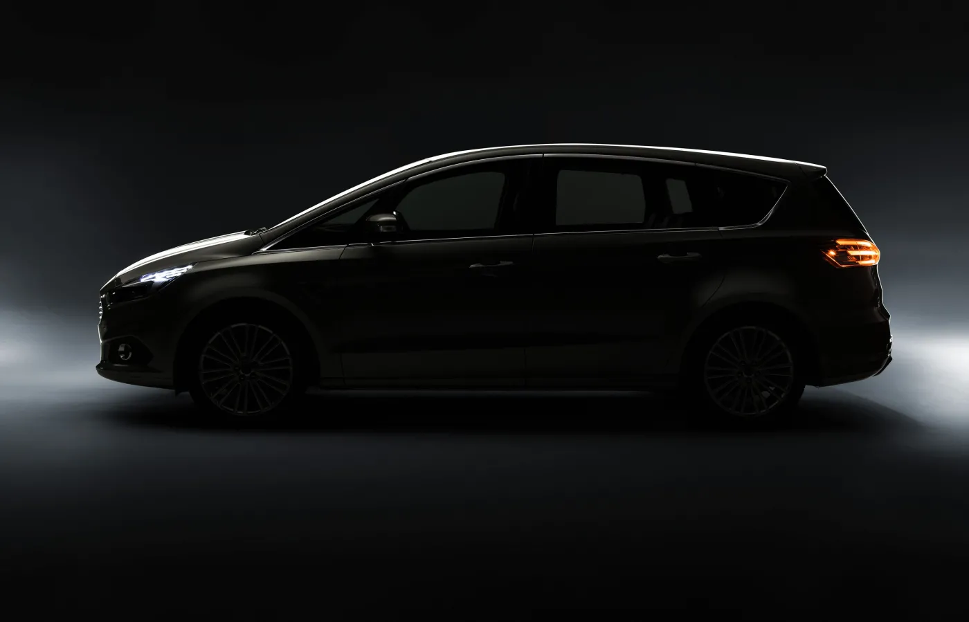 6810792-ford-s-max.jpg
