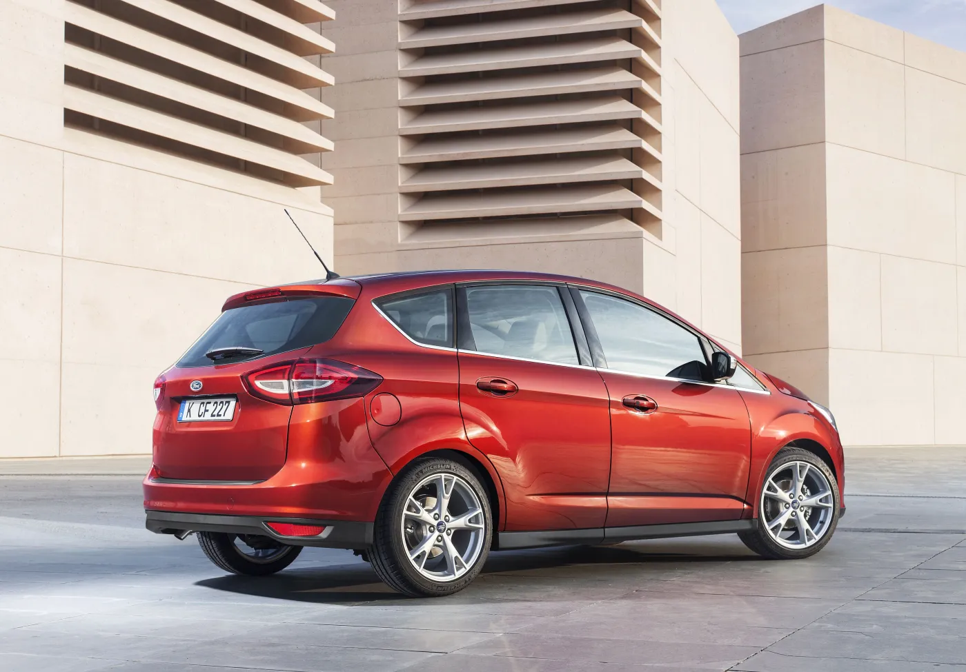 6815239-ford-c-max.jpg