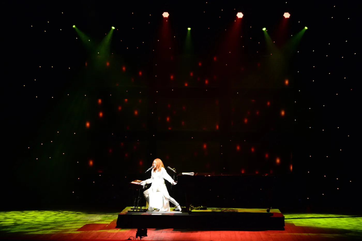 6418243-tori-amos.jpg