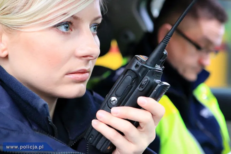 Na parapecie okna stoi dziecko. "Policja? Matka pije z koleżanką"