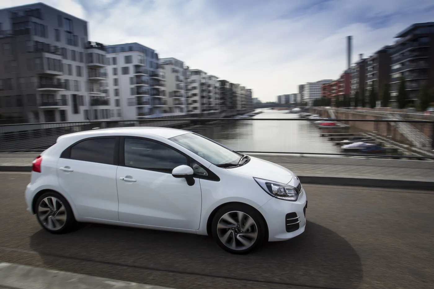 6875302-kia-rio.jpg