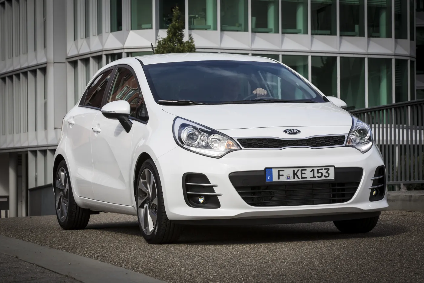 6875389-kia-rio.jpg