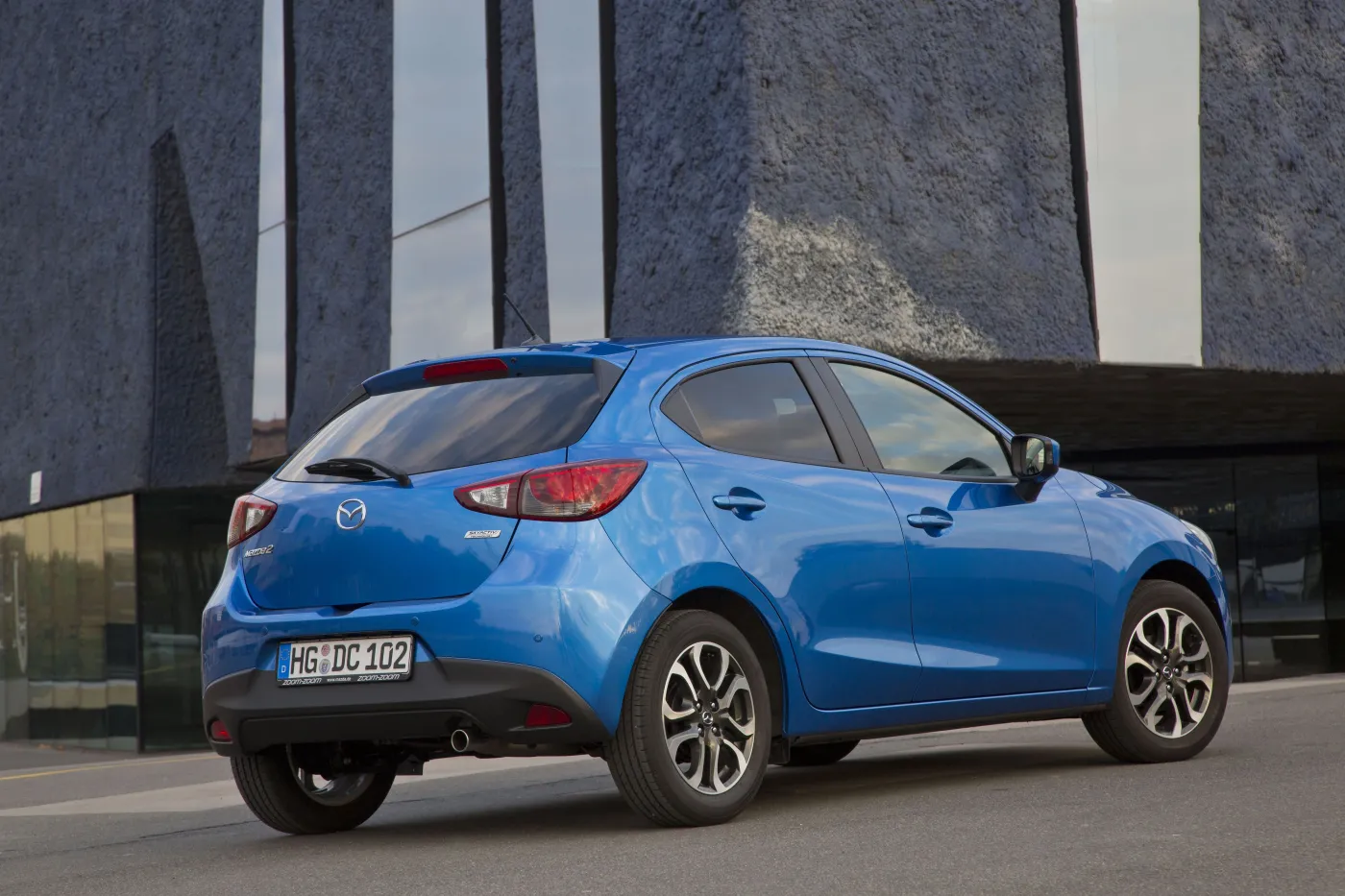 7137840-mazda-2.jpg