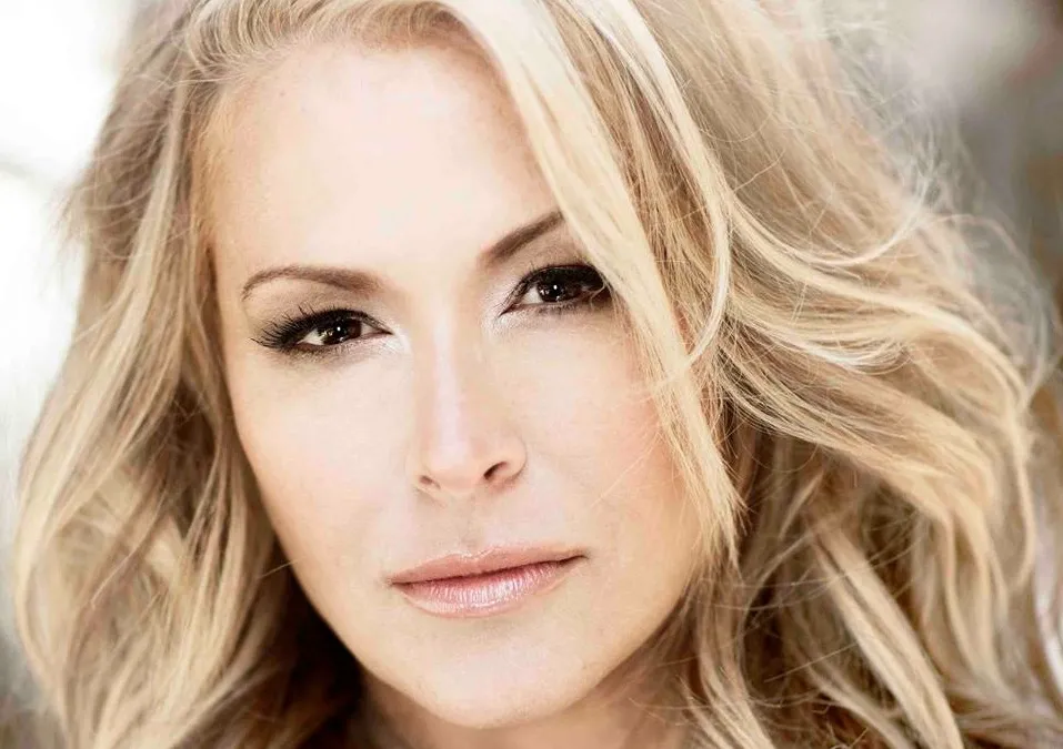 7224122-anastacia.jpg