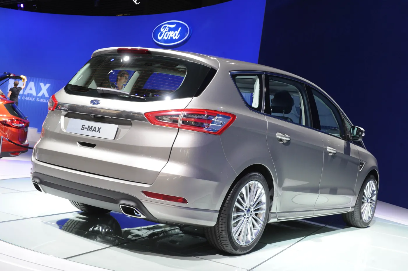 6906128-ford-s-max.jpg