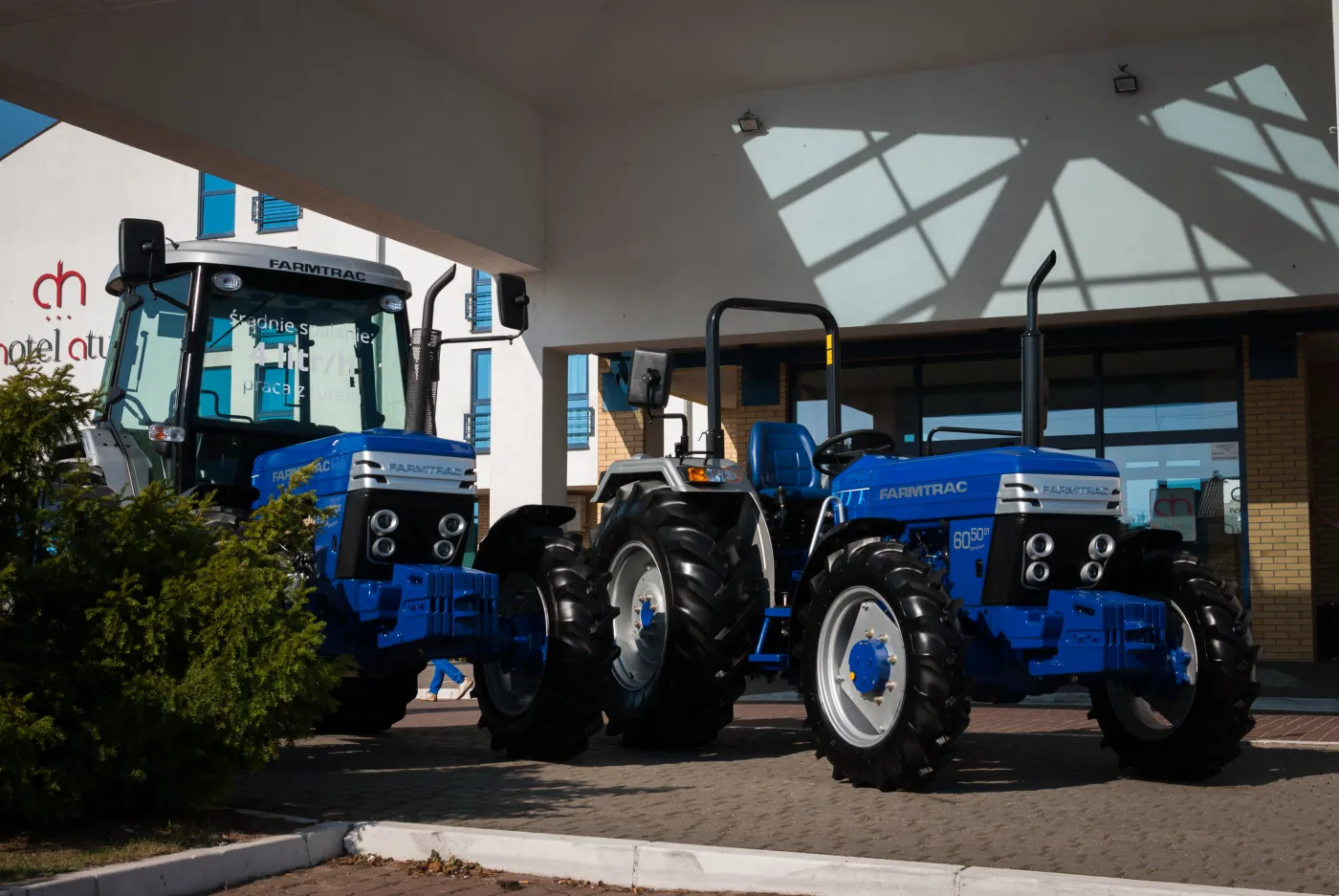 6935709-farmtrac.jpg
