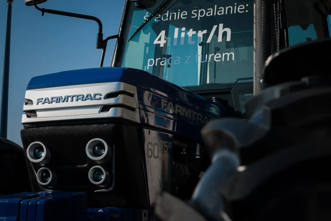 6935940-farmtrac.jpg