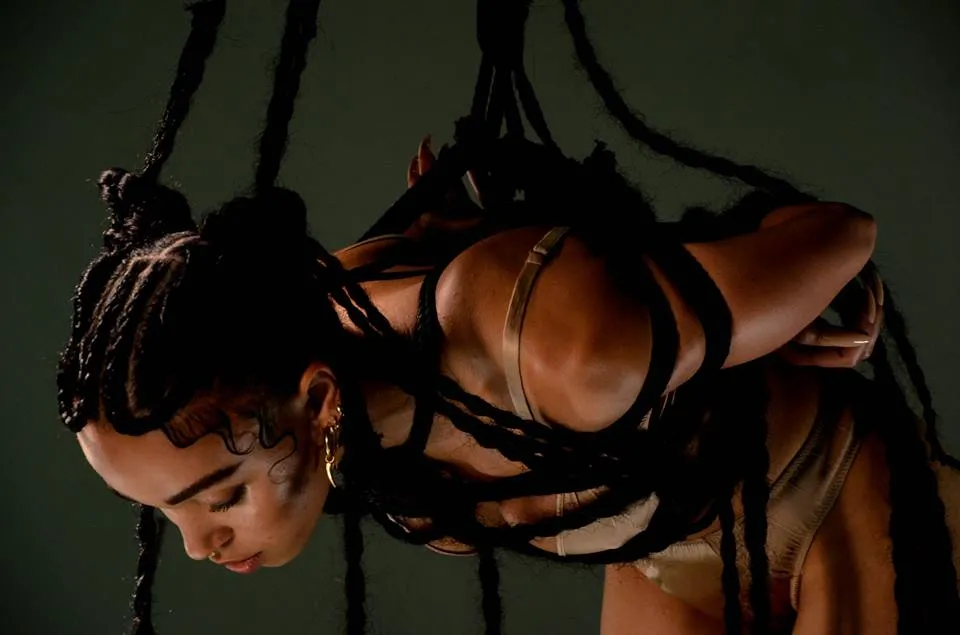 6740952-fka-twigs.jpg