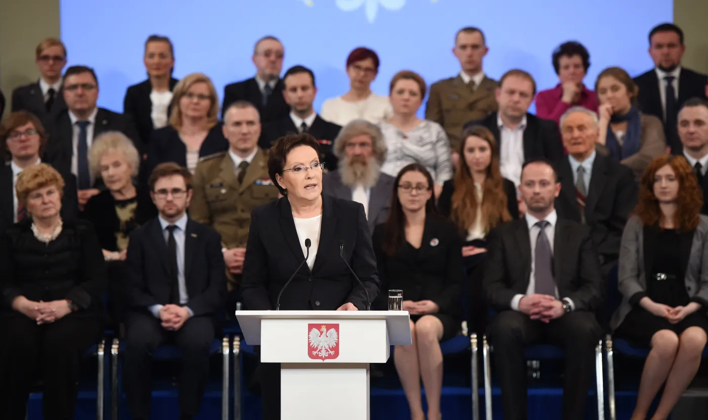 "Scenografia przytłoczyła premier Ewę Kopacz". OPINIA