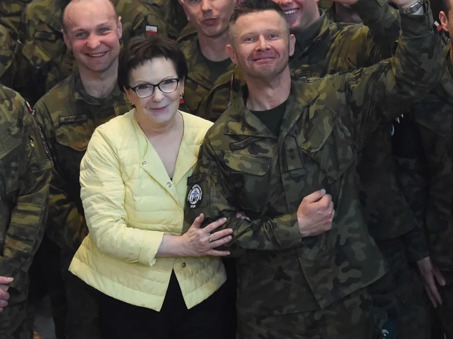 Ciasnota! Premier Kopacz w niedopinającej się kurtce