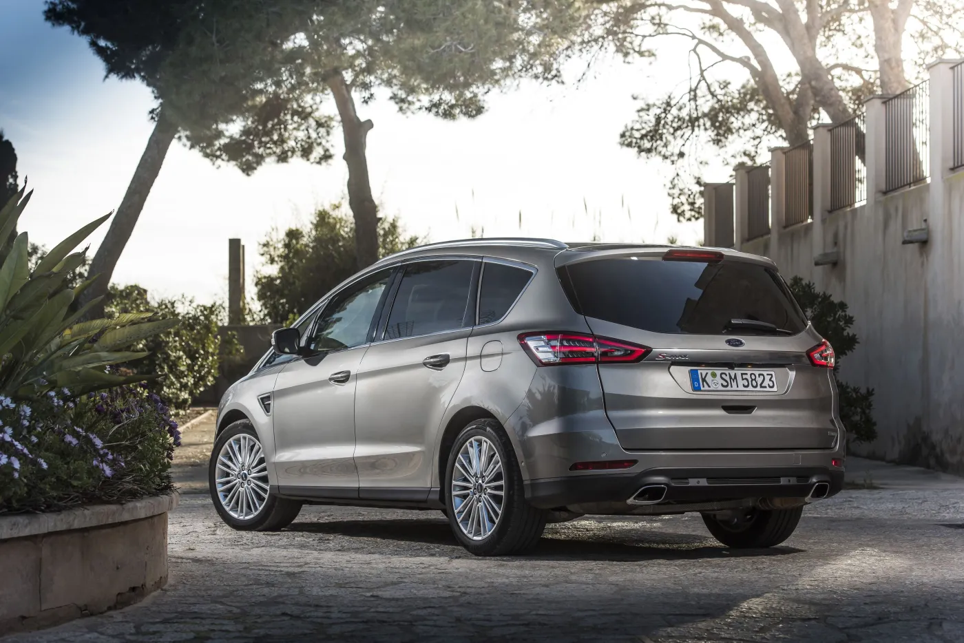 7691860-ford-s-max.jpg