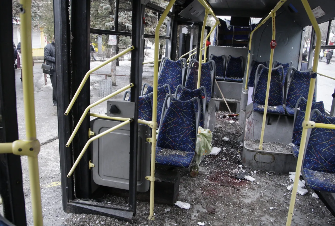 Donieck. Trolejbus ostrzelany pociskami artyleryjskimi na przystanku