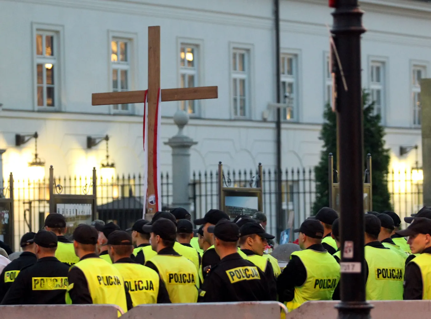 Usunęli obrońców krzyża