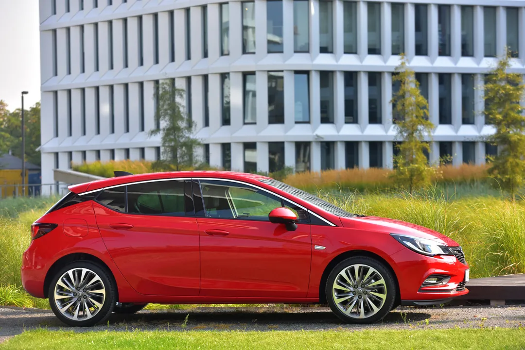 8156429-opel-astra.jpg