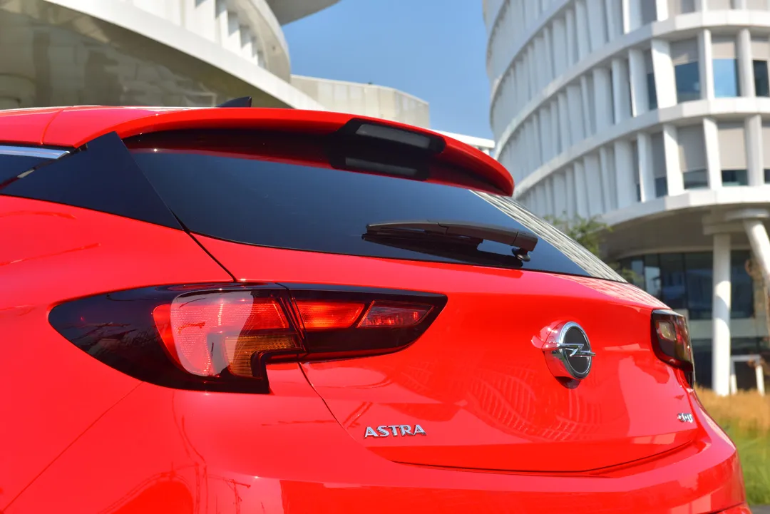 Nowy opel astra wjeżdża na polski rynek. Znamy pierwsze ceny. Ile kosztuje najtańszy model? WIDEO