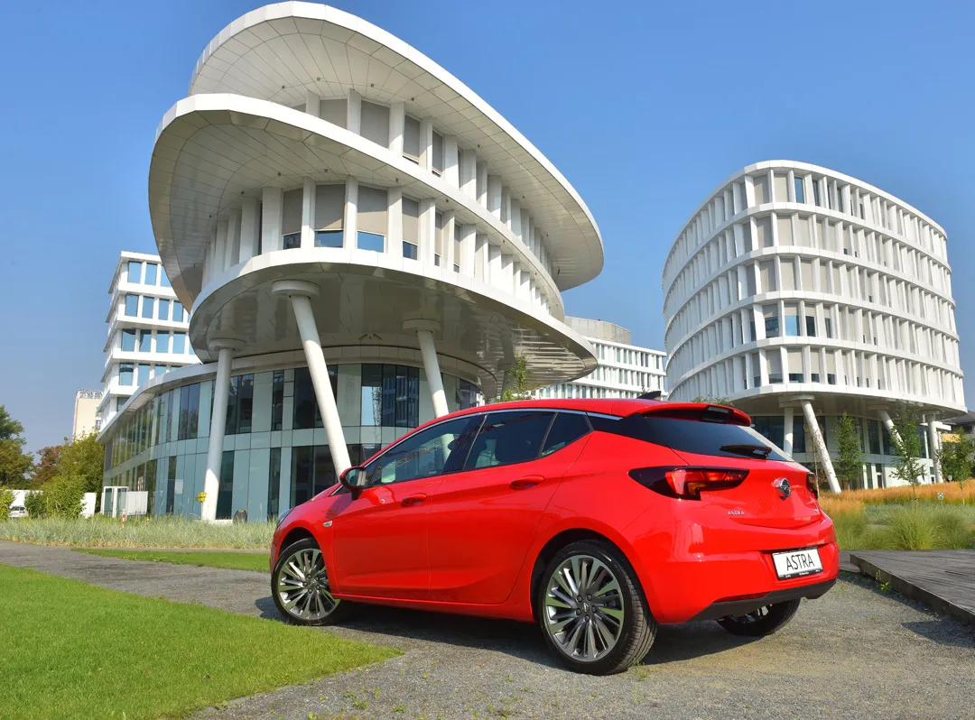 8156522-opel-astra.jpg