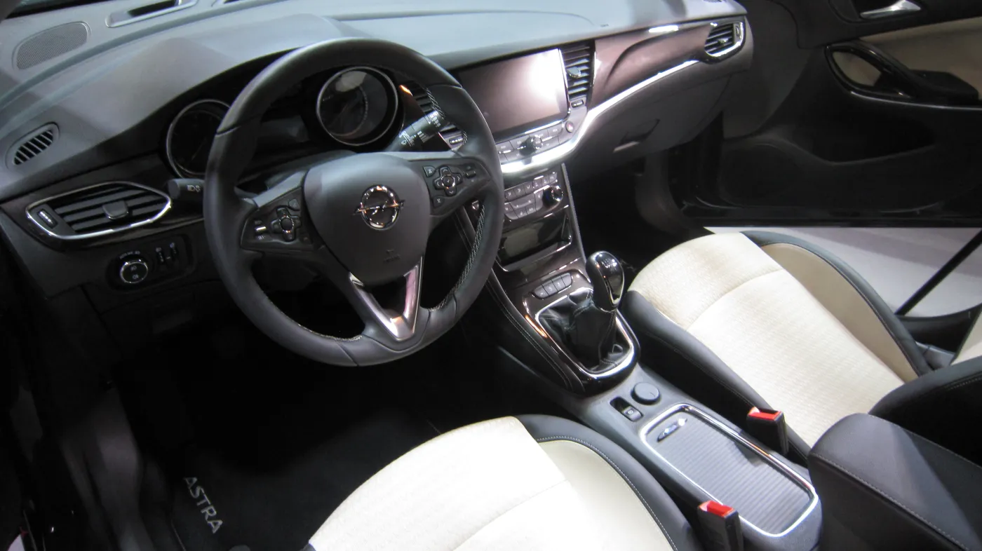 8156108-opel-astra.jpg