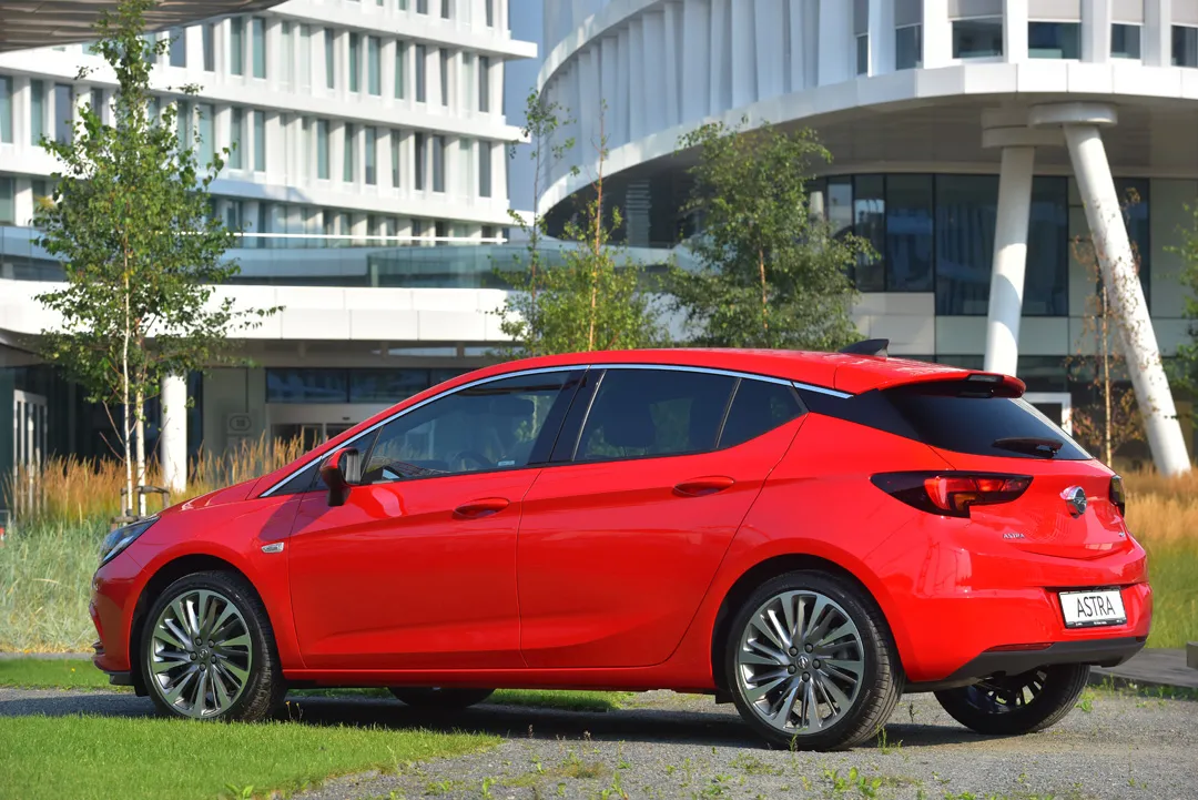 8156398-opel-astra.jpg