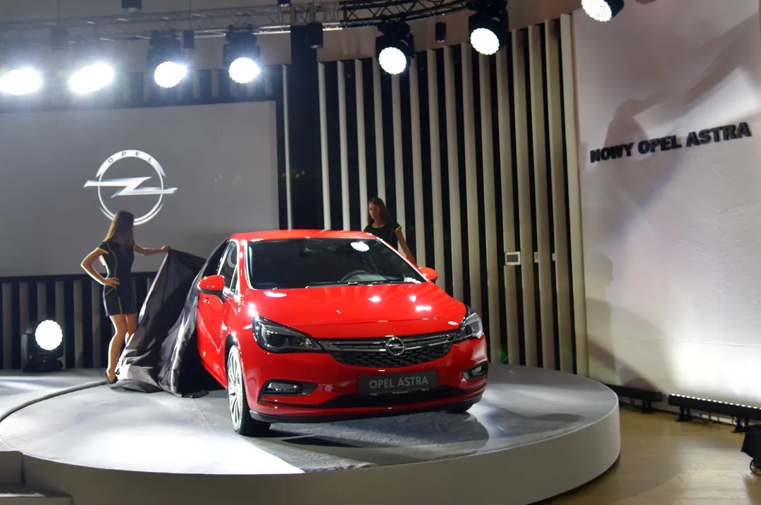 8161842-opel-astra.jpg