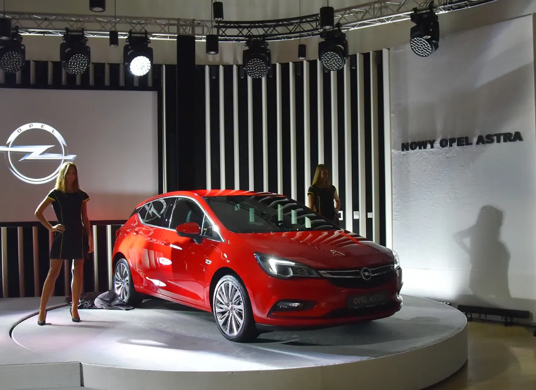 8161873-opel-astra.jpg