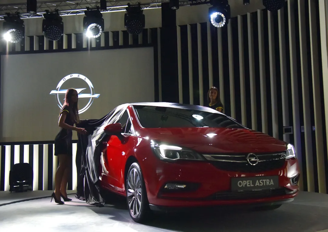8161904-opel-astra.jpg