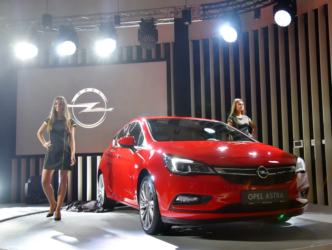 8161935-opel-astra.jpg