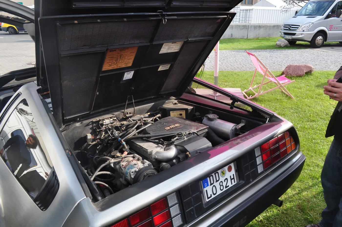 8175551-delorean.jpg