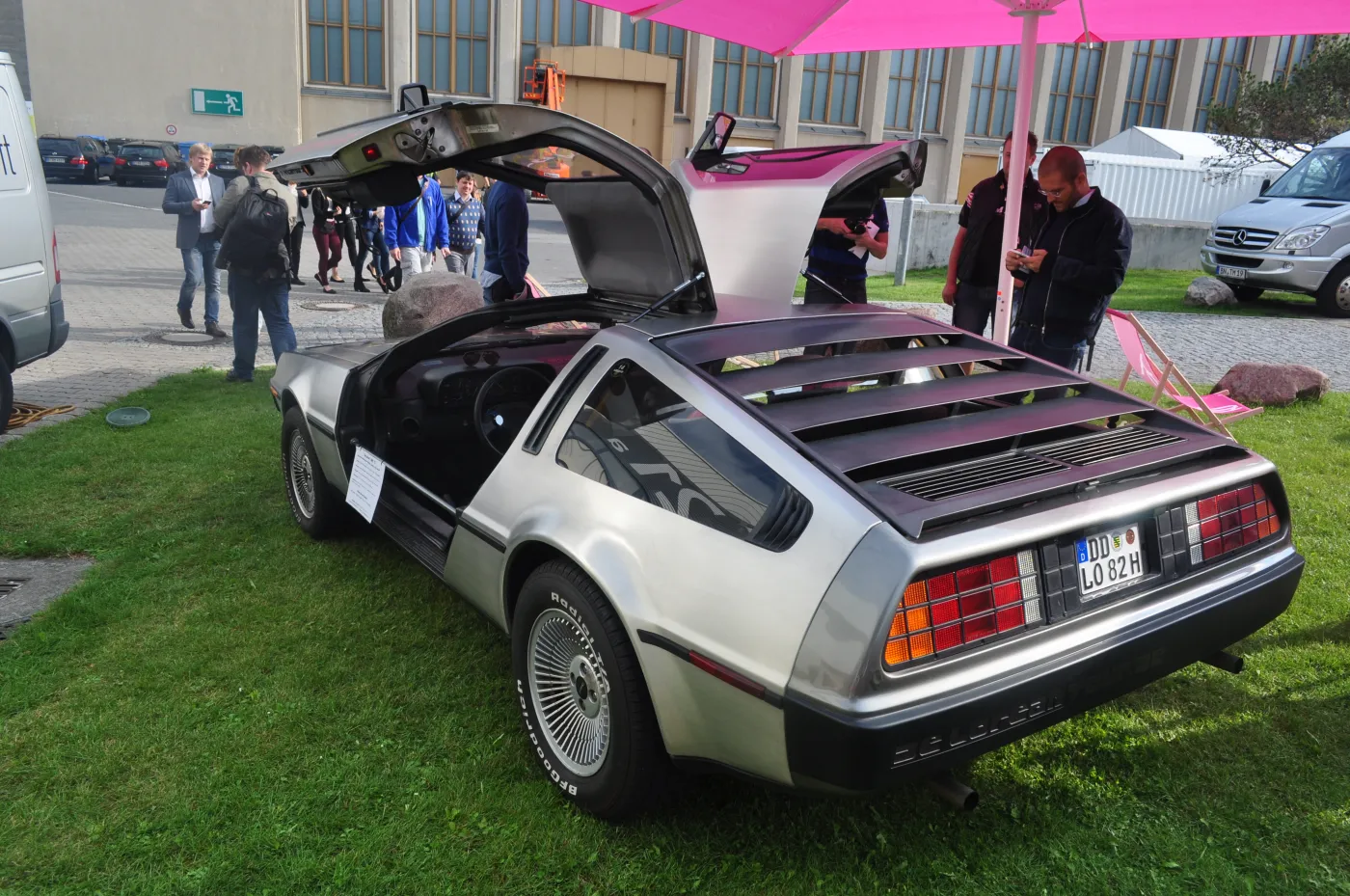 8175582-delorean.jpg