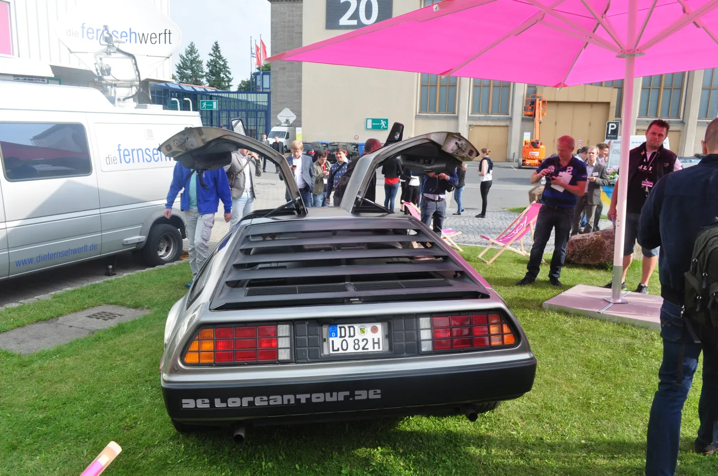 8175613-delorean.jpg