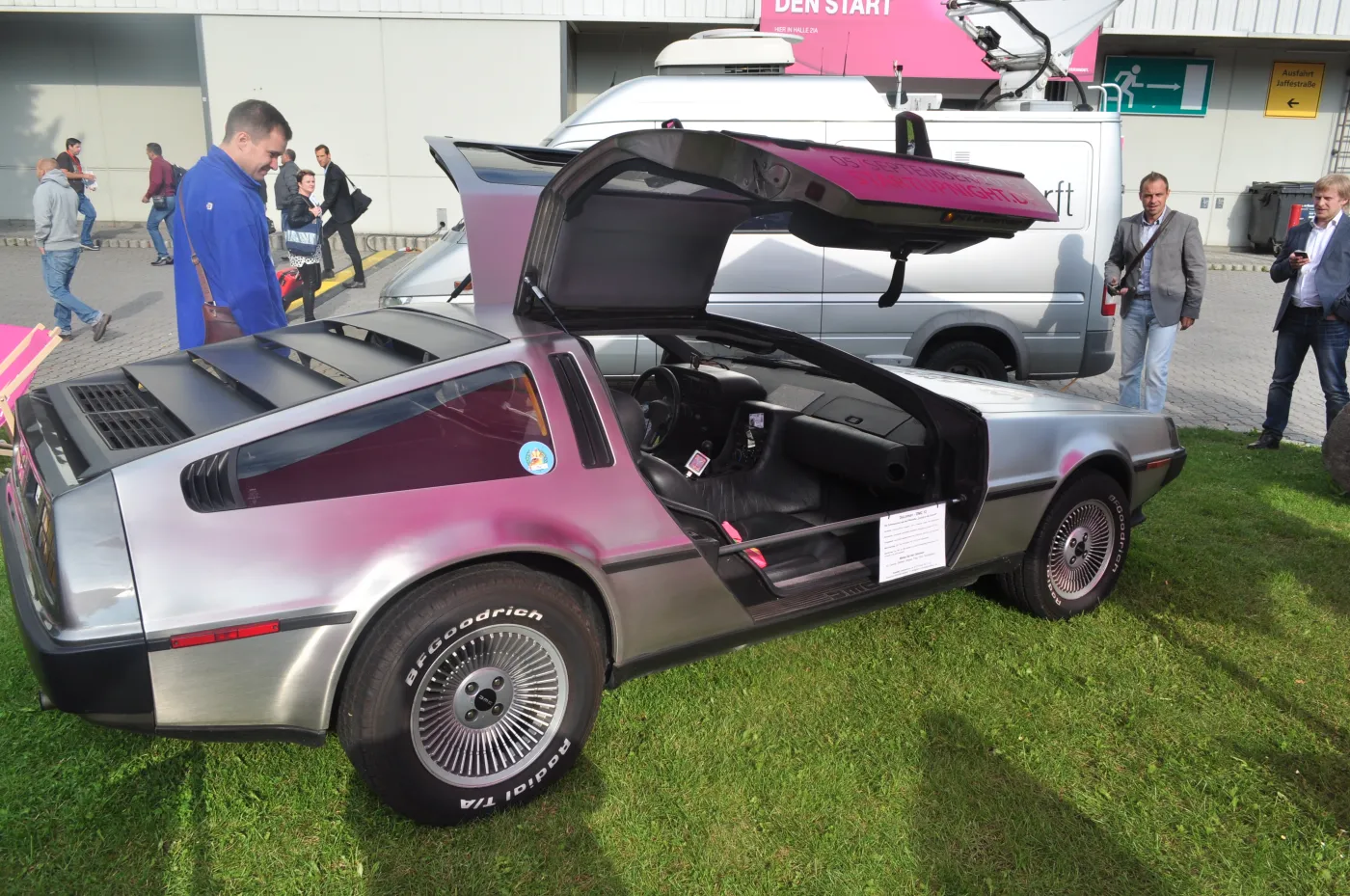 8175644-delorean.jpg